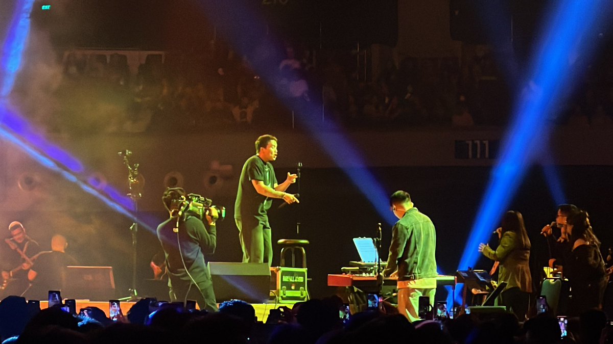 mjfelipe's tweet photo. LOOK: Juan Karlos' major concert at the MOA Arena was a big success. https://t.co/xByQURKGom