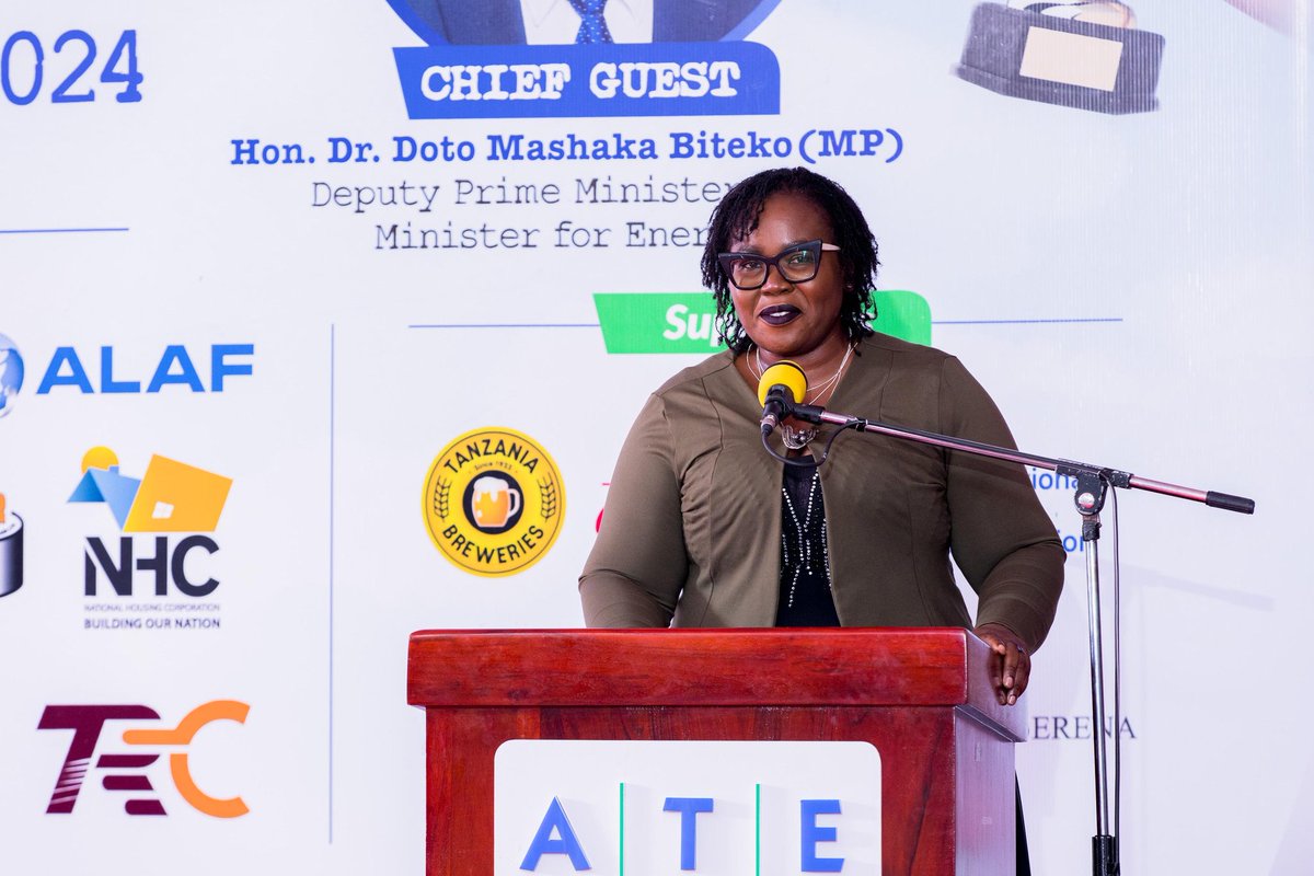 ATE_Tanzania's tweet photo. Bi. Caroline Mugalla, Mkurugenzi wa ILO kwa Nchi za Tanzania, Burundi, Kenya, Rwanda, Uganda na EAC @ilodaressalaam, akitoa salamu kwenye Kilele cha Tuzo za Mwajiri bora wa Mwaka 2024.
#EYA2024 | #Back2the70's
#Dress2Win | #Dress2Impress https://t.co/kaleCjAUFJ