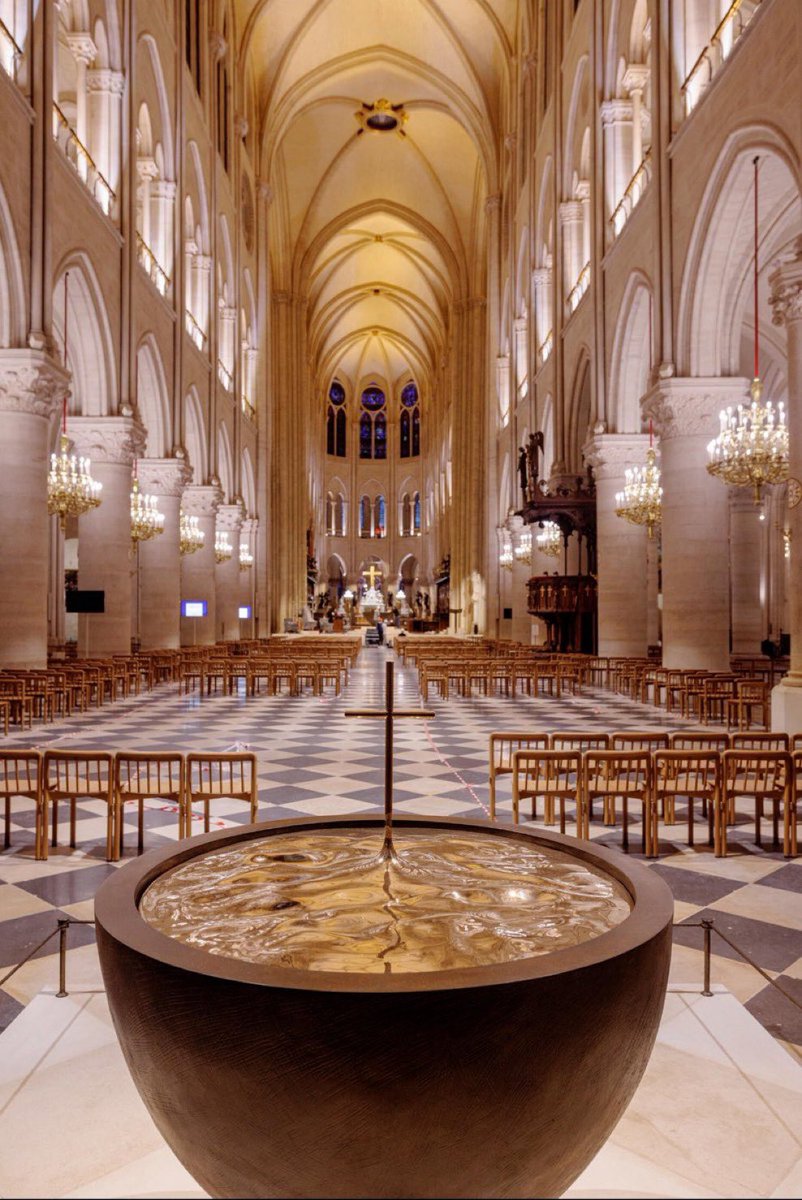 «L’église de Notre-Dame de Paris est encore aujourd’hui une sublime et majestueuse œuvre de l’art humain. L’immense poème écrit par l’homme, l’art, est gravé sur cette pierre éternelle.» Victor Hugo