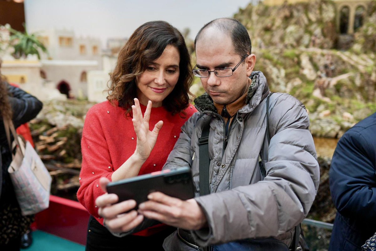 Ya es Navidad en la Comunidad de Madrid:

El Belén de este año mide 145m2 y tiene 500 figuras y un río de 30m.

Habrá 300 coros de niños, jóvenes y mayores, dando luz y calor a la Real Casa de Correos. 

#NavidadEnSol