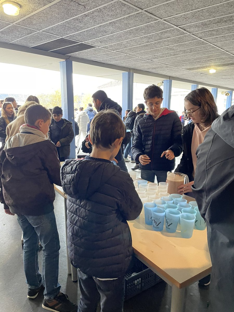 Solidarité au rendez-vous !
Au collège, élèves et personnels de sont mobilisés pour le Télethon. Réalisation et vente de cakes et chocolat chaud au lait fermier creusois pour soutenir la recherche.?Merci à tous pour votre générosité !
#telethon2024 
<a href="/Dsden23/">DSDEN de la Creuse</a> <a href="/aclimoges/">Académie de Limoges</a>