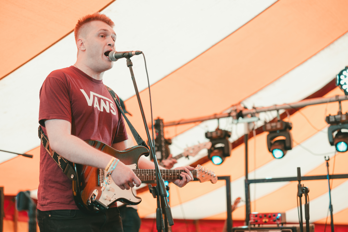 🟠 VOCALS ARE DONE! 🔵

I've finished singing on album 3 and now we're waiting for the final mixes. We love this new album and can't wait to put it out there

Pre-order it hereee: 👉:lewispoolemusic.co.uk/album3/

📸: Connor Standfield