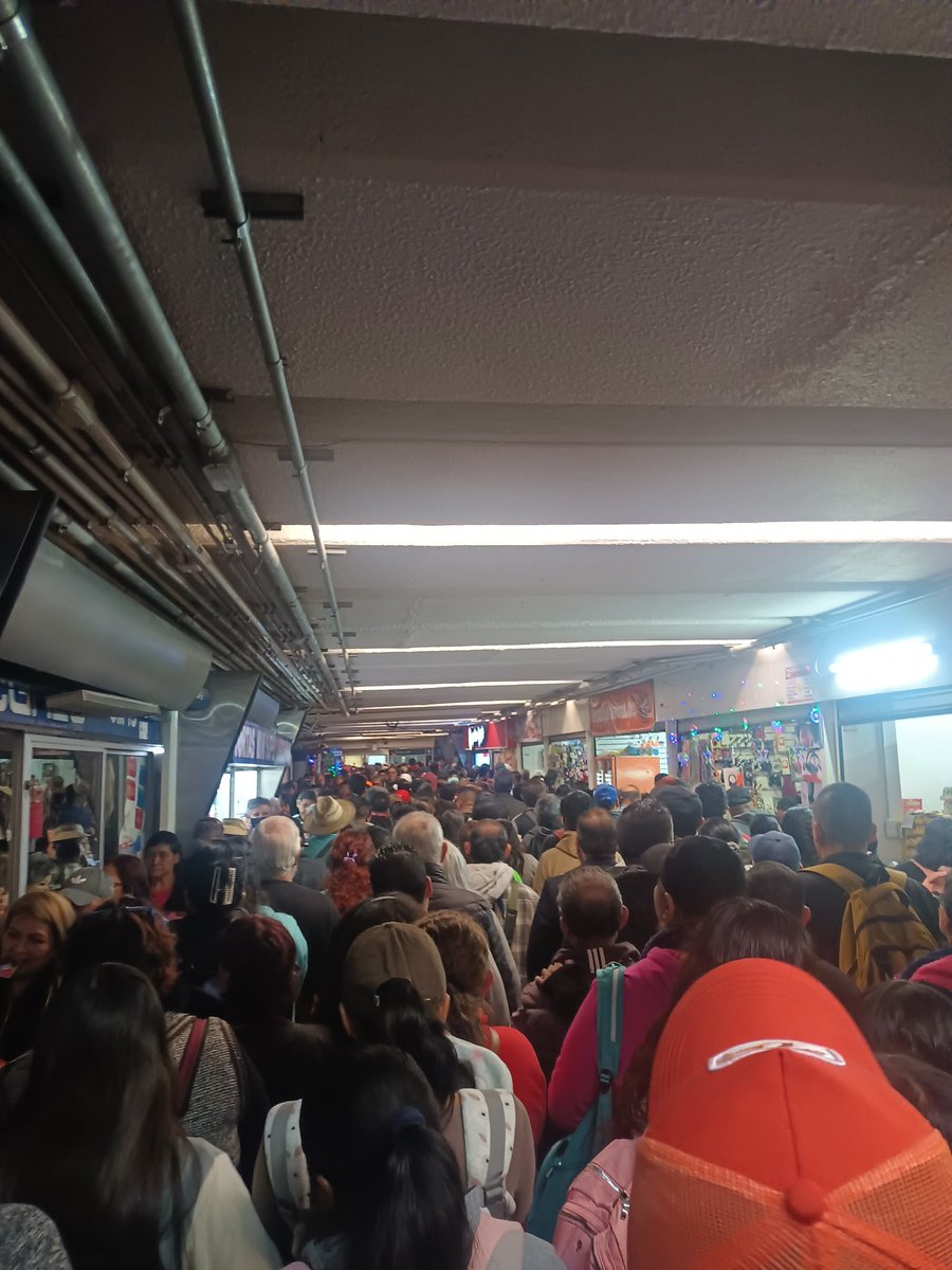 vaniasolis13's tweet photo. @MetroCDMX así la estación Zócalo, ¿por qué aglutinan a la gente dejando una sola salida? Es peligroso https://t.co/wIcCuvqAfC