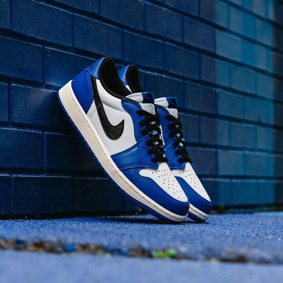 nicedrops's tweet photo. Air Jordan 1 Low “Game Royal”
Releasing at 10am ET at these retailers 📲

Nike - https://t.co/pcVrMilioy
DTLR - https://t.co/CtcOCrbTiM
Hibbett - https://t.co/h3oBaFSiHb
Footlocker - https://t.co/NHMSEpM6ZT
Finishline - https://t.co/PcwtIYrRcT
JD Sports - https://t.co/5UXc1frygE 

#AD