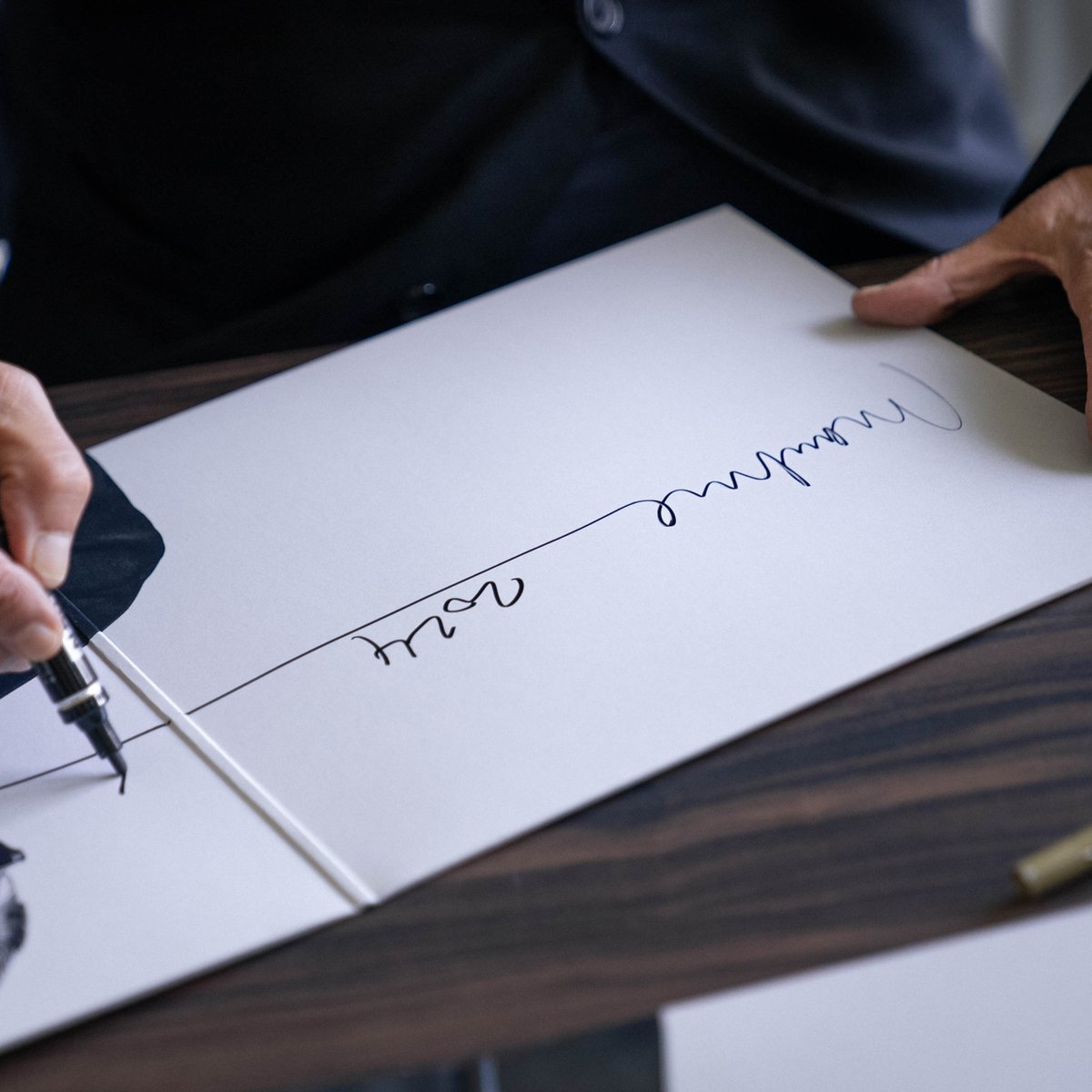 Le vinyle dédicacé de mon album Revolver est de retour en stock. Saviez-vous qu’il y a un ticket d’or qui s’est glissé dans l’un des exemplaires ? L’heureux gagnant aura des places pour le concert de son choix. marclavoine.store