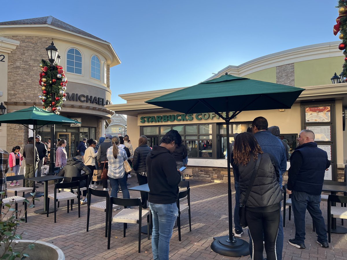 DstnyRichardsTV's tweet image. Black Friday shopping is in full swing in the Charlotte area! 🛍️🎄

The SouthPark Mall, Concord Mills and Charlotte Premium Outlets are now open (from 6am) until 9pm. Northlake Mall is also open (from 8am) to 9pm. 

Get those deals while you can and stay warm! #WCNC