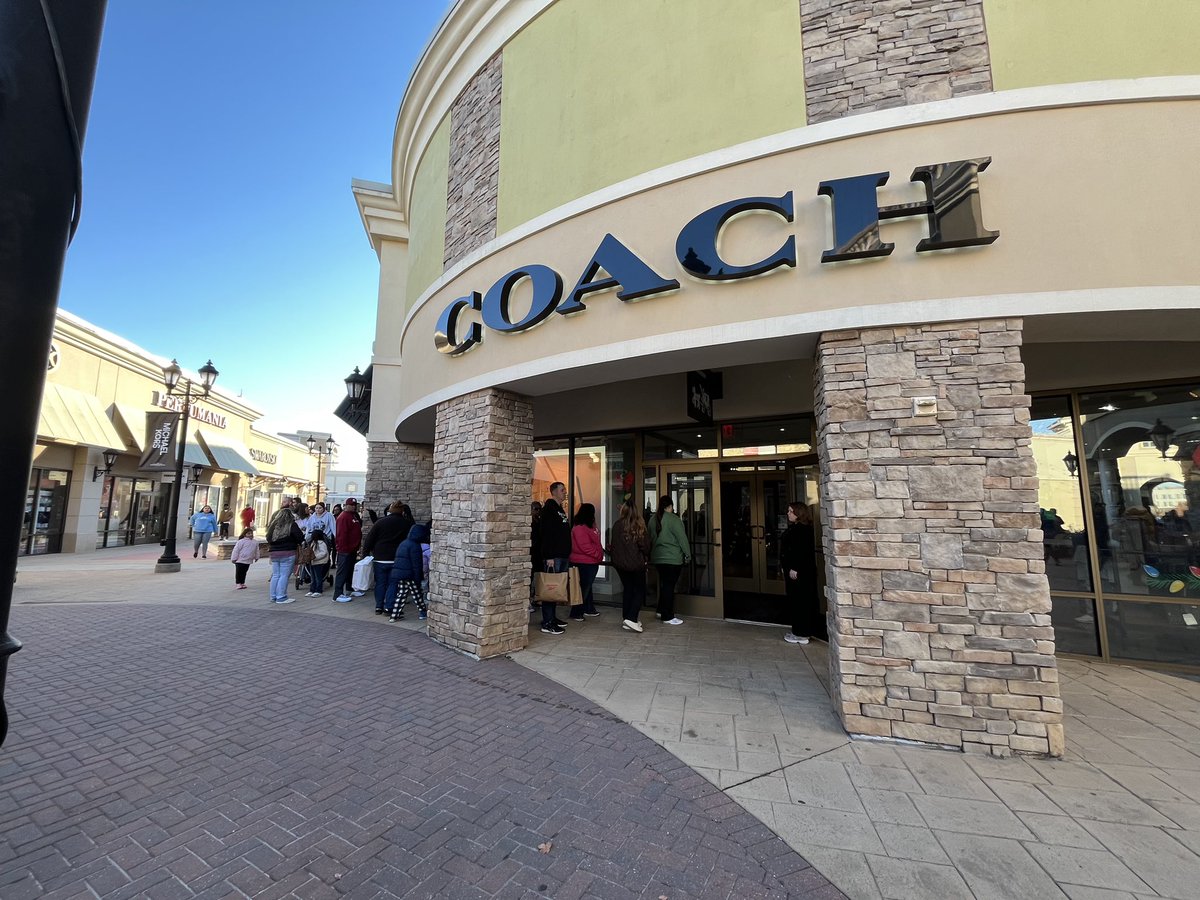 DstnyRichardsTV's tweet image. Black Friday shopping is in full swing in the Charlotte area! 🛍️🎄

The SouthPark Mall, Concord Mills and Charlotte Premium Outlets are now open (from 6am) until 9pm. Northlake Mall is also open (from 8am) to 9pm. 

Get those deals while you can and stay warm! #WCNC