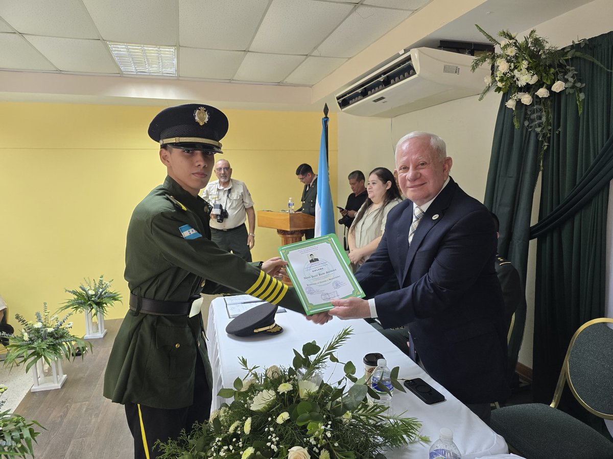 Estuve presente el día de ayer en la ceremonia de graduación del Liceo Militar del Norte en su promoción del 2024.
Esta ceremonia se llevó a cabo en nuestro campus de la Universidad Tecnológica de Honduras auditorio N.3.
En hora buena, muchachos.