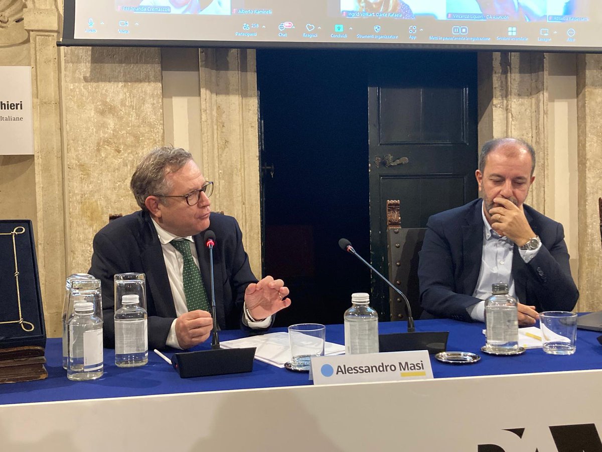 La prima giornata del corso di formazione #linguecheraccontano, a Palazzo Firenze, si conclude con l'intervento del vicesegretario generale de <a href="/la_dante/">Società Dante Alighieri</a>, <a href="/AVincenzoni/">andrea vincenzoni</a>