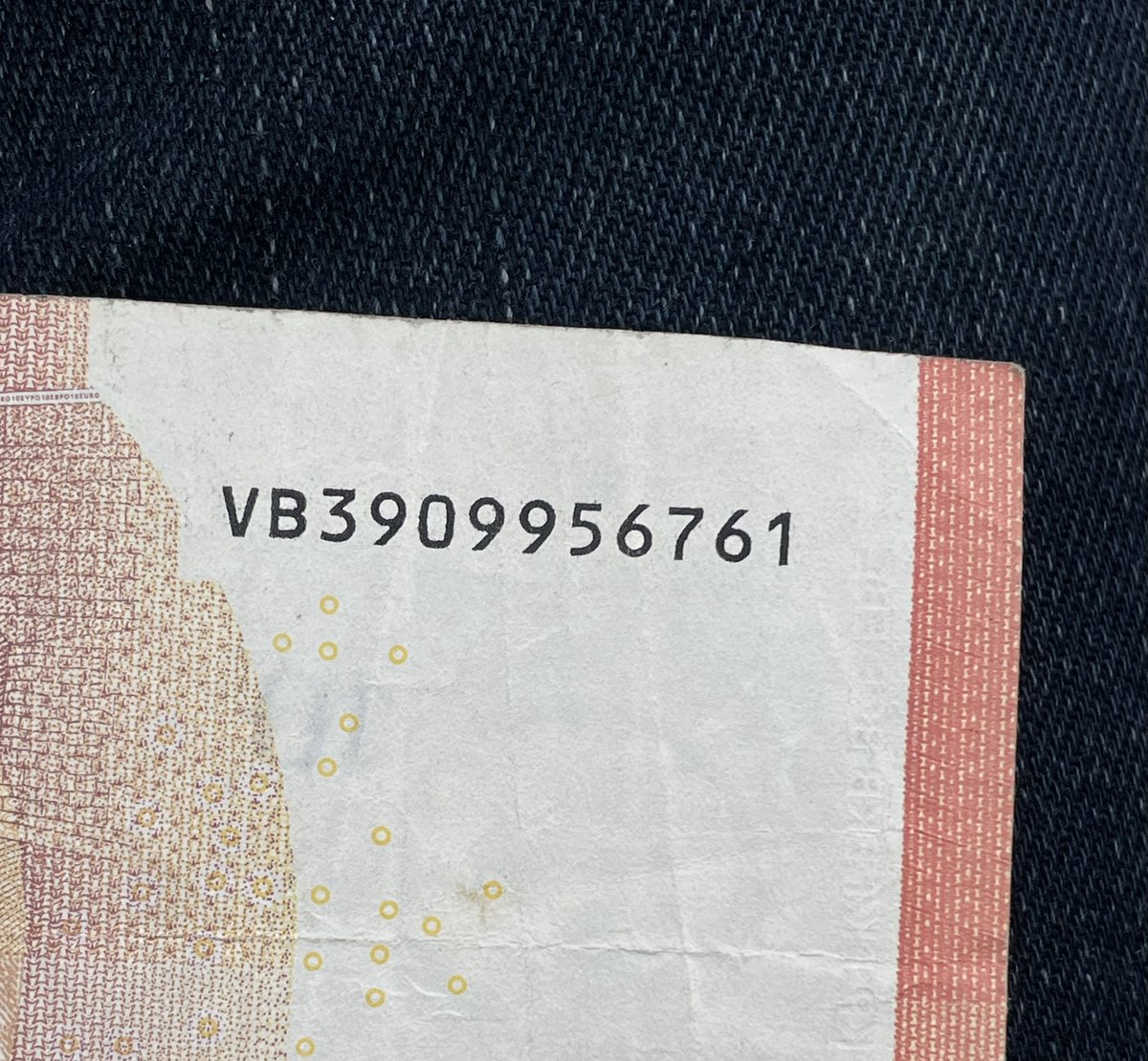 NumisMedal's tweet photo. Le site EuroBillTracker est consacré au suivi des billets en Euro 💶. Ludique en cas de « Hit » 🎯
Vous aurez besoin du Numéro de série + du Code imprimeur 🔎 apposés sur chaque billet 👉🏼 https://t.co/wjdcG4vLj9 https://t.co/8CcU3YS4oh