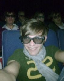 niallcontroll's tweet image. eu gosto de por a playlist da one direction no modo aleatório e fingir que eu to num programa que tem que acertar a musica e cantar inteira pra ganhar um milhão de reais