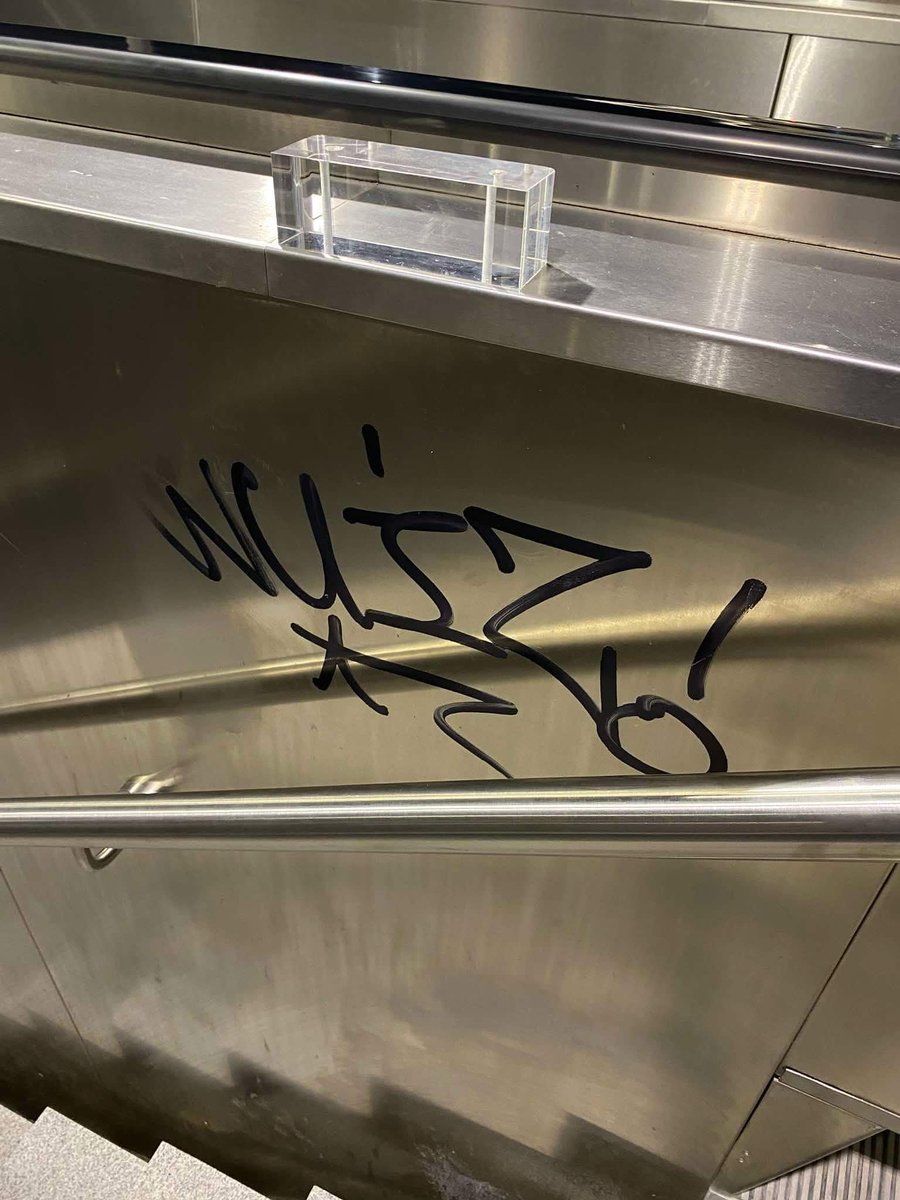 kyriavoulagr's tweet image. Δηλαδή εσάς σας σοκάρει ο αστυνομικός που βίαζε τα παιδιά του και όχι αυτό το έκτρωμα! 👇