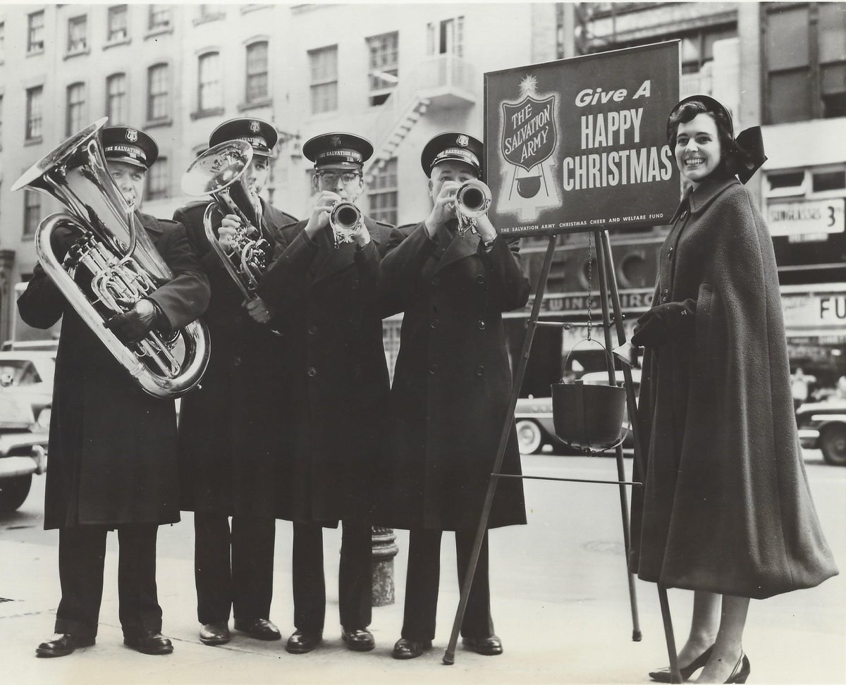 A lassie ringing the kettle bell as a brass quartet plays #Christmas music in the 1950s. 🎺🎄❤️ #FlashbackFriday

📸 via <a href="/SalvationArmyUS/">Salvation Army USA</a> National Archives | #LoveBeyond