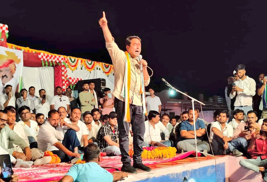 suman_pakad's tweet photo. आधे से ज्यादा नेता नरेश को टिकट इसलिए भी नहीं देना चाहते हैं कि बंदे की फैन फॉलोइंग बिना पद के ही लाखों में हैं ओर जिस दिन कुछ बन जाएगा तो तूफान बनकर आएगा।
#नरेश_मीणा_को_रिहा_करो 
 @NareshMeena__ @SachinPilot @hanumanbeniwal @roat_mla @RavindraBhati__  @GovindDotasra https://t.co/LcSNX1SIRS