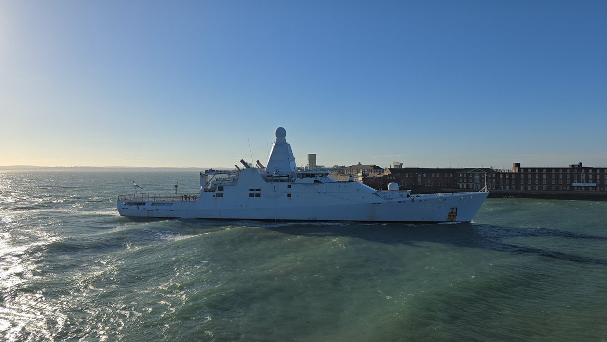 WarshipCam's tweet photo. Royal Netherlands Navy Holland-class ocean-going patrol vessels HNLMS Friesland (P842) and HNLMS Groningen (P843) coming into Portsmouth, England - November 29, 2024 #hnlmsfriesland #p842 #p843 #hnlmsgroningen
SRC: TW-@JonnyMD1 https://t.co/FrbqwZd1TD