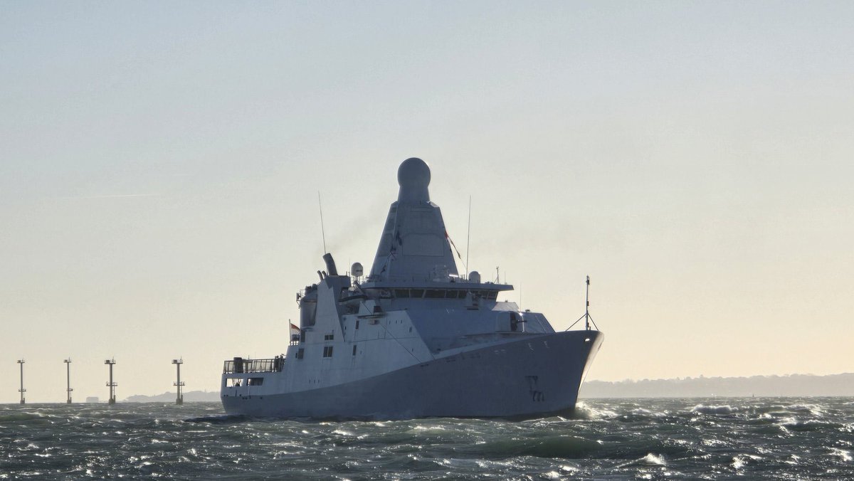 WarshipCam's tweet photo. Royal Netherlands Navy Holland-class ocean-going patrol vessels HNLMS Friesland (P842) and HNLMS Groningen (P843) coming into Portsmouth, England - November 29, 2024 #hnlmsfriesland #p842 #p843 #hnlmsgroningen
SRC: TW-@JonnyMD1 https://t.co/FrbqwZd1TD