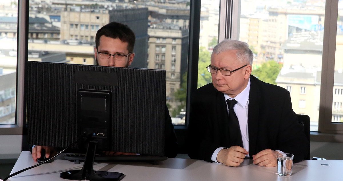 steodor01's tweet photo. @XatuEyes Literalnie HR sprawdzający twojego twittera https://t.co/HNpg76H2f2