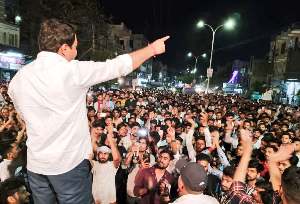 ASHOKLALSOT24's tweet photo. जिस जिस नेता का नरेश ने साथ दिया वो नरेश पर थोड़ी सी क्या मुसीबत आई की किनारा ही कर लिए!
@NareshMeena__

#नरेश_मीणा_को_रिहा_करो 
#नरेश_मीणा_को_रिहा_करो https://t.co/3lUuZiczIk