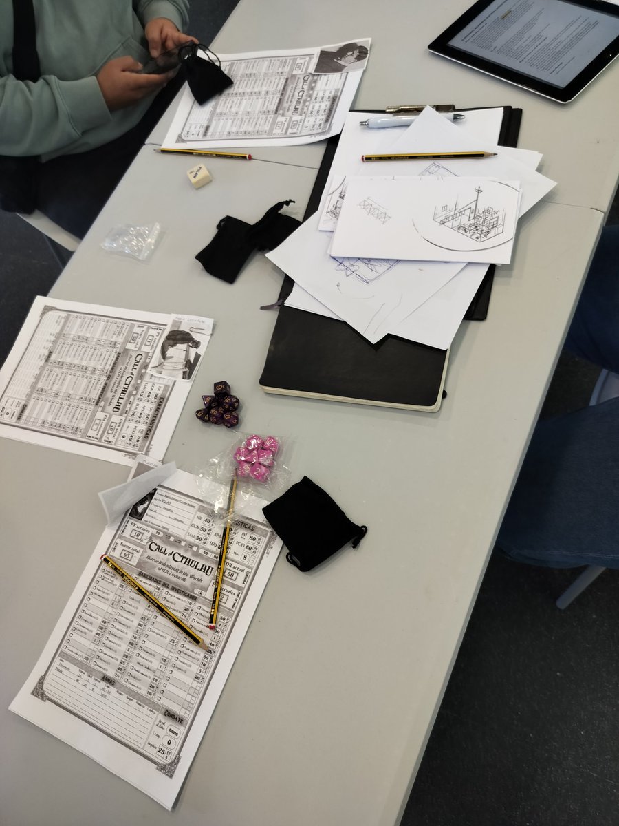 Hoy hemos llevado rol al Centro Cívico de Canido, en #Ferrol, colaborando con el Hospital de Día de Psiquiatría y Metrópolis cómics. Jugamos 'Noche de Tormenta', una aventura simultánea en cinco mesas, en una jornada divertidísima.