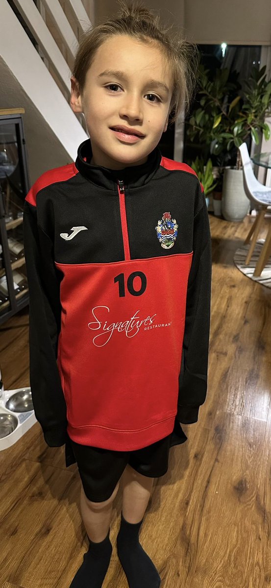 Loopsalot68's tweet image. @Love_Signatures are proud to sponsor the training tops for Llandudno Amateurs Football Club under 8’s team. How smart do these tops look? Modelled here by @cosmicwacko13 son Rocco who is a member of the team. ☺️
Good luck for the rest of the season. ⚽️
 #helpingourcommunity