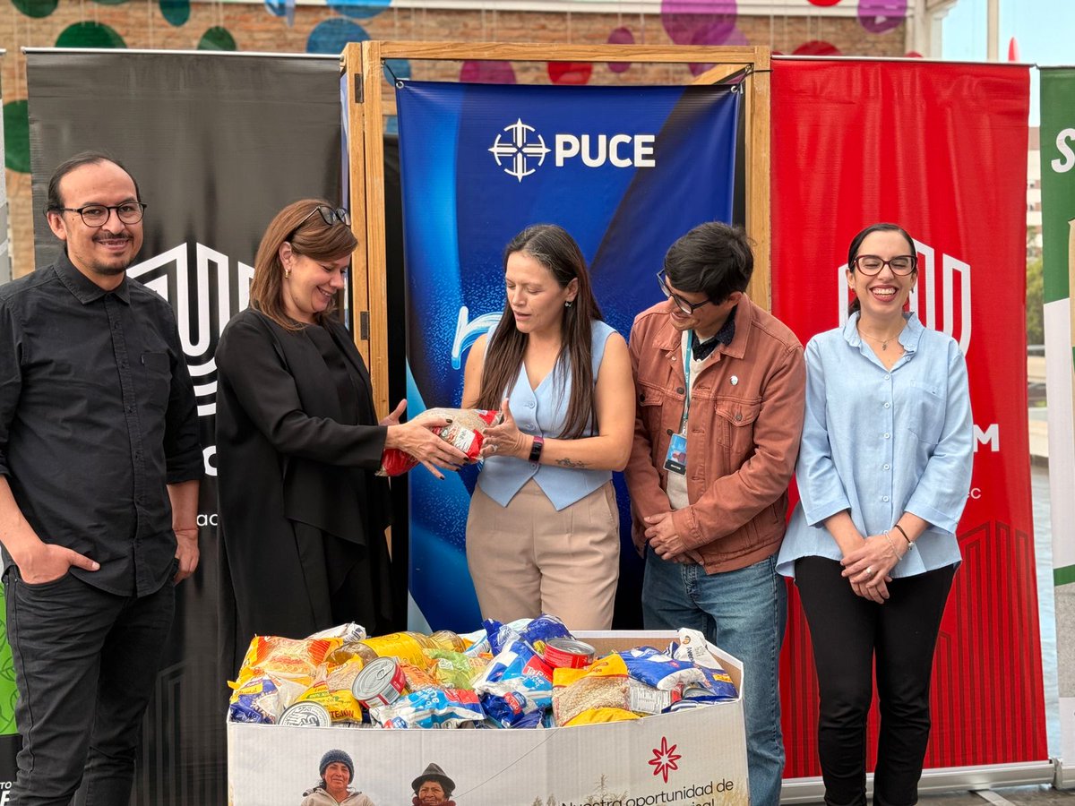 PUCE_Ecuador's tweet photo. 💪🤝 En el marco del convenio que manejamos con #Unacem, nuestra Facultad de Arquitectura, Diseño y Artes, apoyó en la recolección de víveres para las familias fabricantes de bloques de la provincia de Cotopaxi.
¡Somos educación que transforma!💙 https://t.co/AI3GIL9jE6