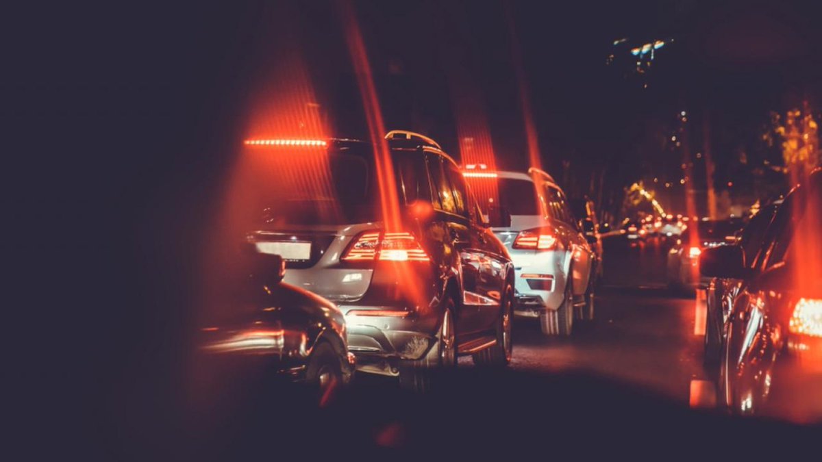 Driving at night requires a few more skills than driving in the daytime, as vision reduces. Read our guide for advice on how to drive more safely in the dark 🌃🌙 brnw.ch/21wP51M