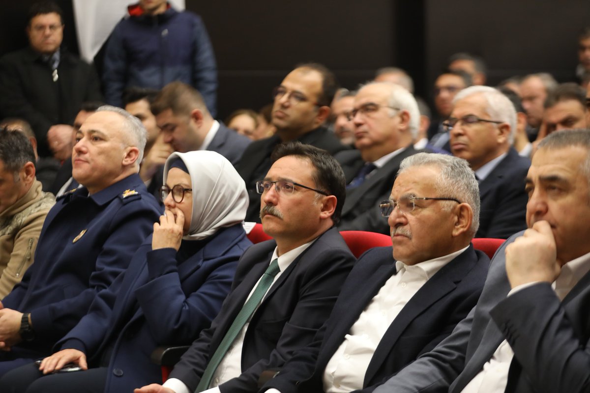 kayserivaliligi's tweet photo. Valimiz Sayın Gökmen Çiçek, Kayseri Milletvekili Ayşe Böhürler, 2. Hv. Bakım Fabrika Müdürü Hv. Tuğg. Volkan Ersun Acar, B.Ş.B. Başkanı Memduh Büyükkılıç, İl Protokolü ve katılımcılar ile birlikte, Kayseri Lisesi Konferans Salonunda Prof. Dr. Mehmet İpşirli ve Dr. Coşkun Yılmaz'ın katılımlarıyla düzenlenen "Osmanlı Devlet Geleneğinde Protokol" adlı konferansa katıldı.