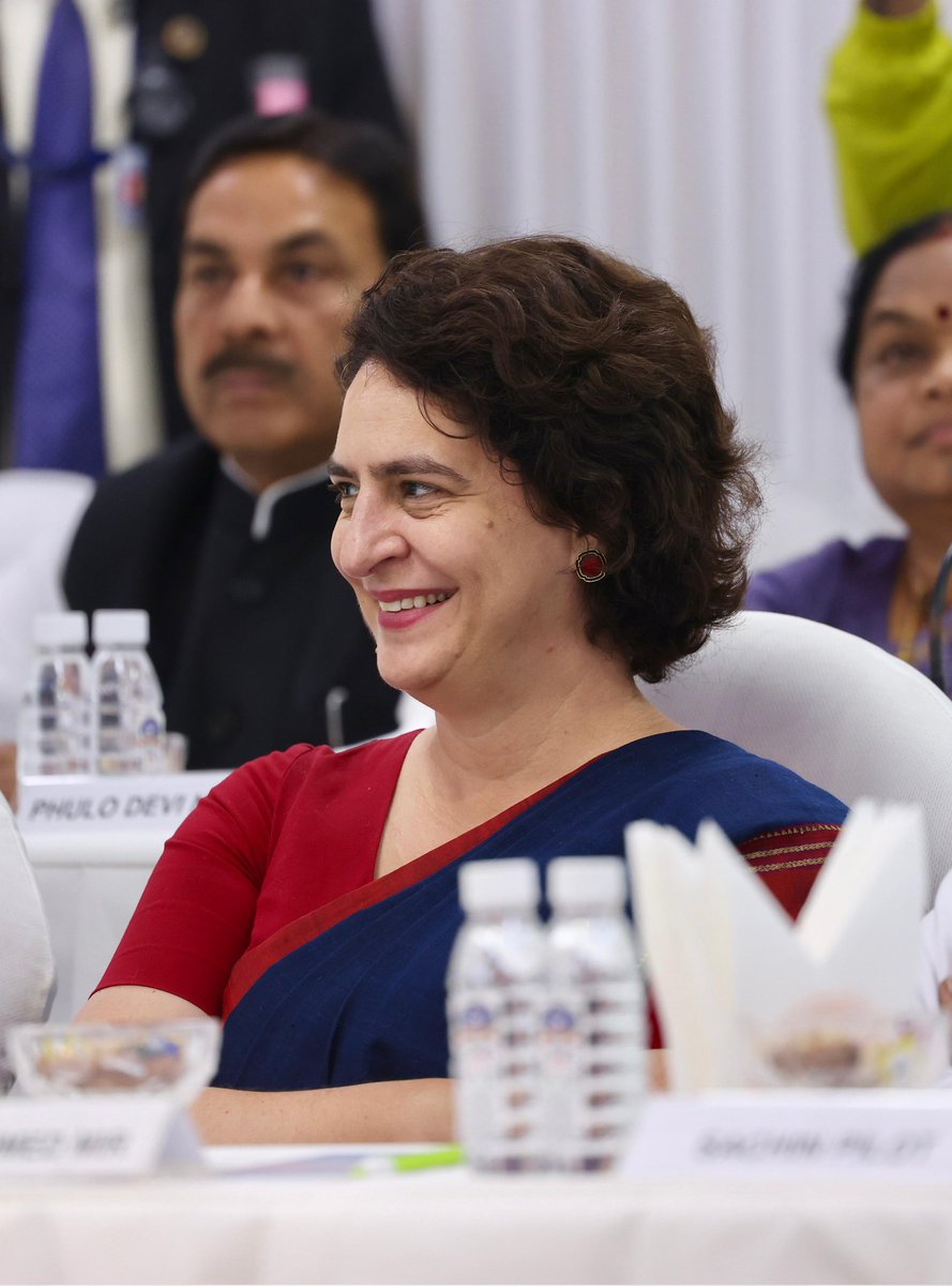 Priyanka Gandhi Vadra (@priyankagandhi) on Twitter photo рднрд╛рд░рддреАрдп рд░рд╛рд╖реНрдЯреНрд░реАрдп рдХрд╛рдВрдЧреНрд░реЗрд╕ рдЕрдзреНрдпрдХреНрд╖ рд╢реНрд░реА рдорд▓реНрд▓рд┐рдХрд╛рд░реНрдЬреБрди рдЦрд░рдЧреЗ рдЬреА рдФрд░ рдиреЗрддрд╛ рд╡рд┐рдкрдХреНрд╖ рд╢реНрд░реА рд░рд╛рд╣реБрд▓ рдЧрд╛рдВрдзреА рдЬреА рдХреЗ рдиреЗрддреГрддреНрд╡ рдореЗрдВ рдХрд╛рдВрдЧреНрд░реЗрд╕ рдХрд╛рд░реНрдпрд╕рдорд┐рддрд┐ (CWC) рдХреА рдорд╣рддреНрд╡рдкреВрд░реНрдг рдмреИрдардХ рдореЗрдВ рд╣рд┐рд╕реНрд╕рд╛ рд▓рд┐рдпрд╛ред
рдмреИрдардХ рдореЗрдВ рдкрд╛рд░реНрдЯреА рдХреА рднрд╡рд┐рд╖реНрдп рдХреА рд░рдгрдиреАрддрд┐рдпреЛрдВ рдФрд░ рдЬрдирддрд╛ рдХреЗ рд╣рд┐рдд рдореЗрдВ рдкрд╛рд░реНрдЯреА рдХреЗ рднрд╛рд╡реА рдХрд╛рд░реНрдпрдХреНрд░рдореЛрдВ рдкрд░ рдЬрд░реВрд░реА рдЪрд░реНрдЪрд╛ рд╣реБрдИред рднрд╛рд░рддреАрдп рд░рд╛рд╖реНрдЯреНрд░реАрдп рдХрд╛рдВрдЧреНрд░реЗрд╕ рдЕрдзреНрдпрдХреНрд╖ рд╢реНрд░реА рдорд▓реНрд▓рд┐рдХрд╛рд░реНрдЬреБрди рдЦрд░рдЧреЗ рдЬреА рдФрд░ рдиреЗрддрд╛ рд╡рд┐рдкрдХреНрд╖ рд╢реНрд░реА рд░рд╛рд╣реБрд▓ рдЧрд╛рдВрдзреА рдЬреА рдХреЗ рдиреЗрддреГрддреНрд╡ рдореЗрдВ рдХрд╛рдВрдЧреНрд░реЗрд╕ рдХрд╛рд░реНрдпрд╕рдорд┐рддрд┐ (CWC) рдХреА рдорд╣рддреНрд╡рдкреВрд░реНрдг рдмреИрдардХ рдореЗрдВ рд╣рд┐рд╕реНрд╕рд╛ рд▓рд┐рдпрд╛ред
рдмреИрдардХ рдореЗрдВ рдкрд╛рд░реНрдЯреА рдХреА рднрд╡рд┐рд╖реНрдп рдХреА рд░рдгрдиреАрддрд┐рдпреЛрдВ рдФрд░ рдЬрдирддрд╛ рдХреЗ рд╣рд┐рдд рдореЗрдВ рдкрд╛рд░реНрдЯреА рдХреЗ рднрд╛рд╡реА рдХрд╛рд░реНрдпрдХреНрд░рдореЛрдВ рдкрд░ рдЬрд░реВрд░реА рдЪрд░реНрдЪрд╛ рд╣реБрдИред