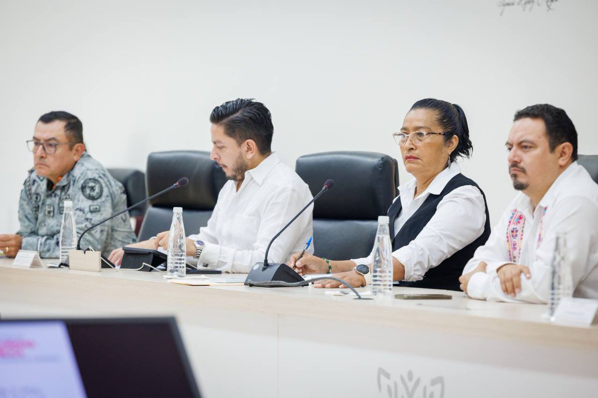 EvelynSalgadoP's tweet photo. Esta mañana, durante la sesión de la Mesa de Coordinación para la Construcción de la Paz, contamos con la participación de Rocío Bárcena Molina, Subsecretaria de Desarrollo Democrático de la Secretaría de Gobernación; Santiago Segui Amortegui, Director General de Coordinación con Entidades Federativas de la Secretaría de Seguridad y Protección Ciudadana; la presidenta municipal de #Acapulco, @AbelinaLopezR, así como el presidente municipal de #Chilpancingo, Gustavo Alarcón Herrera. (1/2)