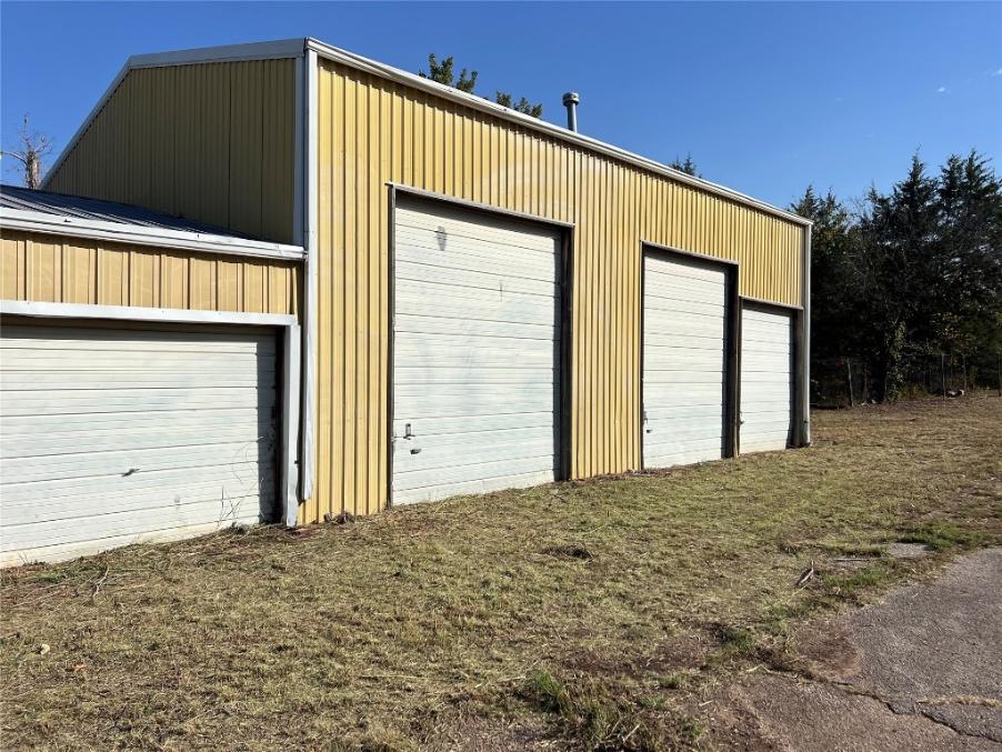 WyattPoindexter's tweet image. 6,000 sq. ft. shop on 2 acres w/ oversized bays, electricity, plumbing, &amp;amp; room for a home. Your next project starts here! Sold As-Is. 

Listed by Brian Jamison - The Agency Oklahoma. #1813E56th #WorkshopSpace