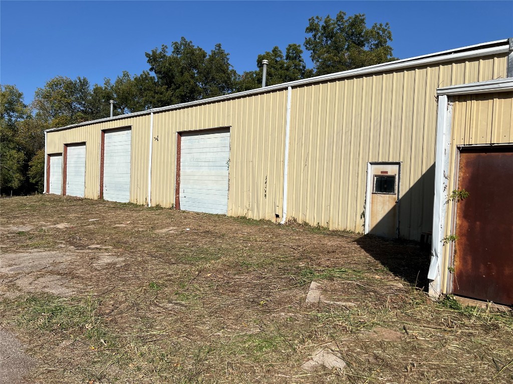 WyattPoindexter's tweet image. 6,000 sq. ft. shop on 2 acres w/ oversized bays, electricity, plumbing, &amp;amp; room for a home. Your next project starts here! Sold As-Is. 

Listed by Brian Jamison - The Agency Oklahoma. #1813E56th #WorkshopSpace