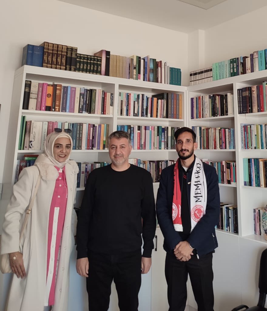 Batman Boğaziçi Koleji’nin seçkin öğrencilerini bölümdeki fakirhanemde ağırladım. Bu güzel sürprize aracılık eden ve pırıl pırıl gençlerle bizi buluşturan öğretmenleri Özcan kardeşime ve Sibel Hanım’a teşekkür ediyorum.