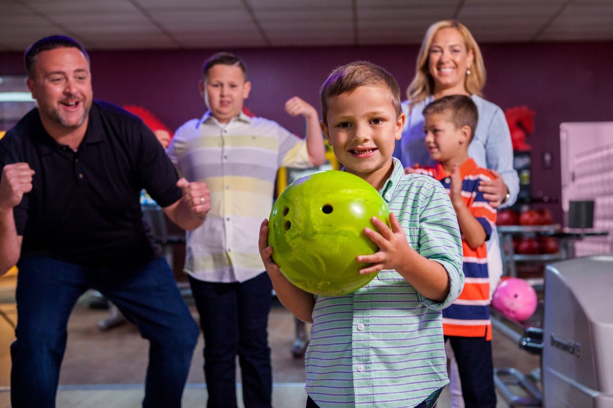 “W𝗲𝗲𝗸𝗲𝗻𝗱 𝗕𝗼𝘄𝗹𝗶𝗻𝗴 𝗦𝗽𝗲𝗰𝗶𝗮𝗹! 🎳 
Enjoy one hour of bowling with 5 shoe rentals for $29.99 from 11:00 AM to 12:30 PM or $39.99 from 1:00 PM to 2:30 PM. Available Saturdays and Sundays!” Book Online Today and Pick Your Reservation Time! 
#BowlAndSave #FamilyBowling