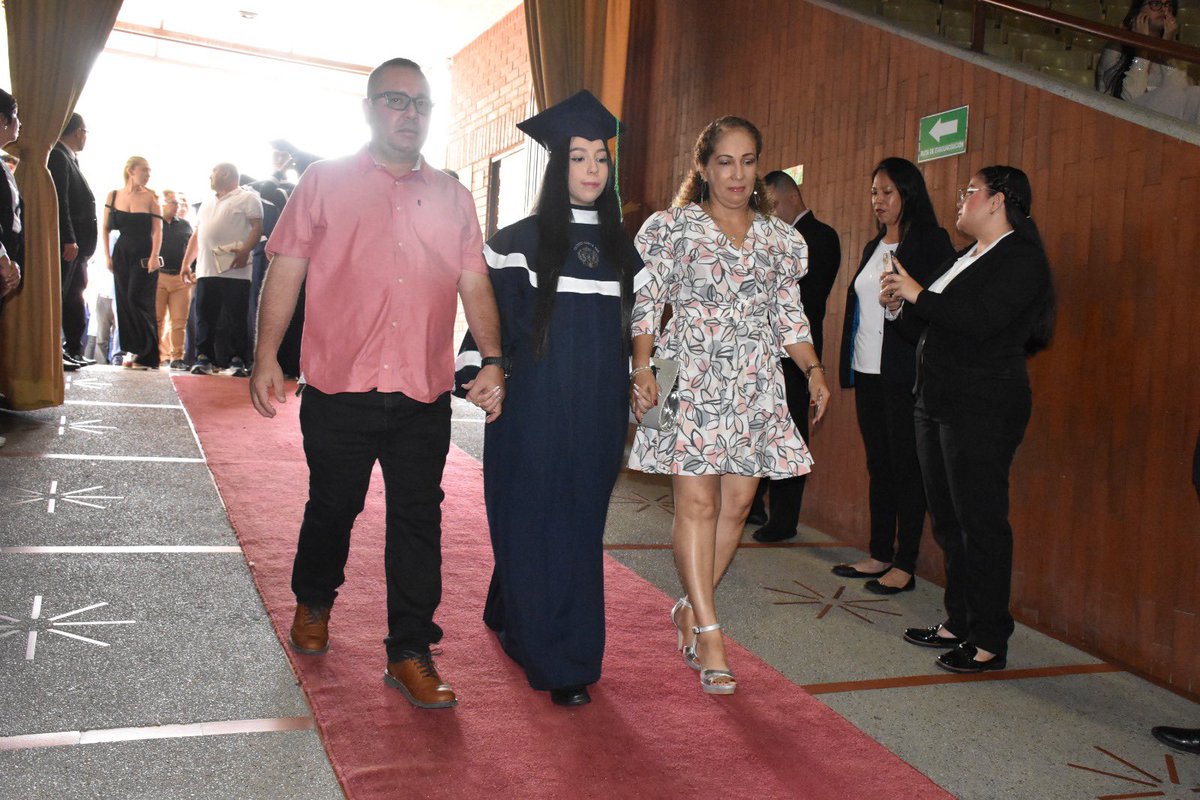 ColSantaAna's tweet photo. 🎓Comunidad educativa, compartimos los mejores momentos de la ☀️𝐂𝐄𝐑𝐄𝐌𝐎𝐍𝐈𝐀 𝐃𝐄 𝐆𝐑𝐀𝐃𝐔𝐀𝐂𝐈𝐎́𝐍 de nuestra promoción 𝐄𝐓𝐇𝐄𝐑𝐄𝐀𝐋 𝟐𝟎𝟐𝟒. Este es el punto de partida de nuevos sueños. Felicitaciones y Dios los bendiga a donde quiera que vayan ✨👩🏼‍🎓👨🏼‍🎓⭐ https://t.co/P5vX227JxD