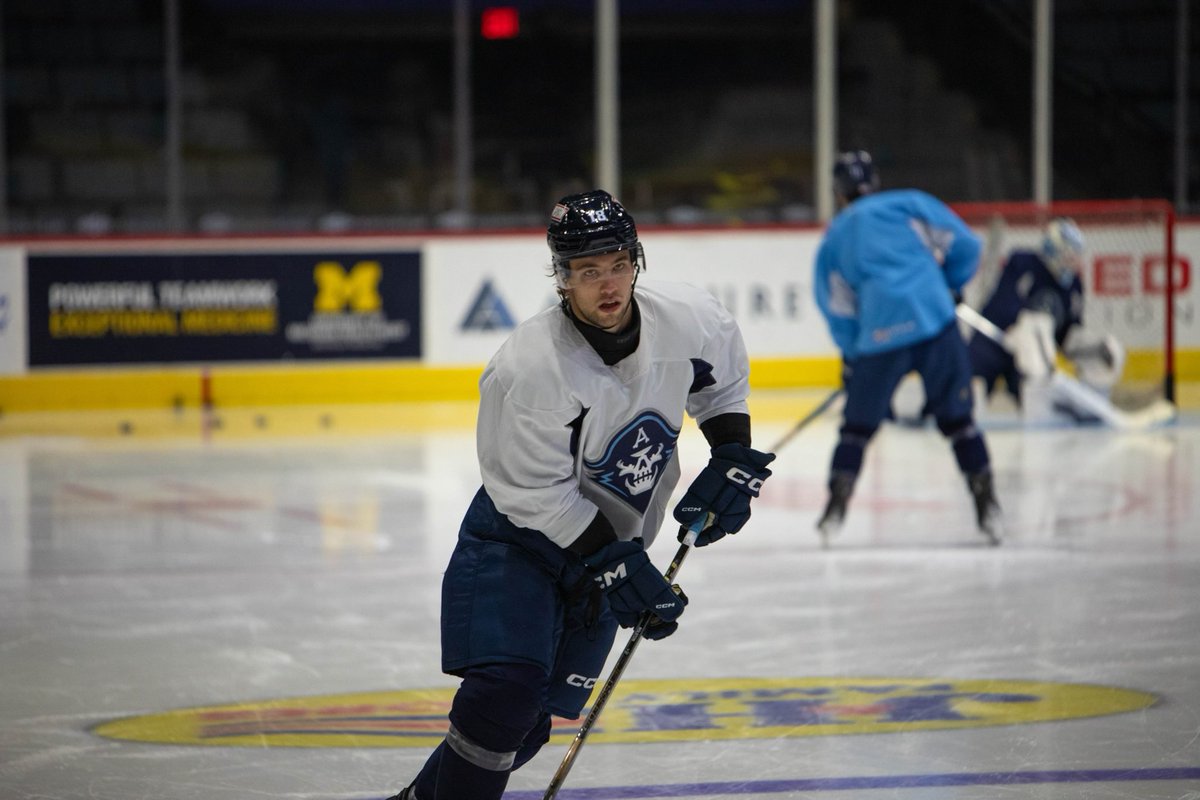 ya look good in the navy blue, <a href="/Ryder__11/">Ryder Rolston</a> 🤭

#MILhockey