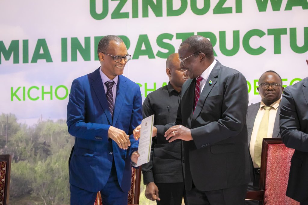 Makamu wa Rais wa Jamhuri ya Muungano wa Tanzania Mhe. Dkt. Philip Mpango  amekabidhi vyeti kwa kamati iliyofanikisha mchakato wa Hati Fungani ya  Miundombinu ya Samia (Samia Infrastructure Bond) ikiwa ni Hati Fungani ya kwanza  Tanzania ambayo imeanzishwa kwa ushirikiano kati ya