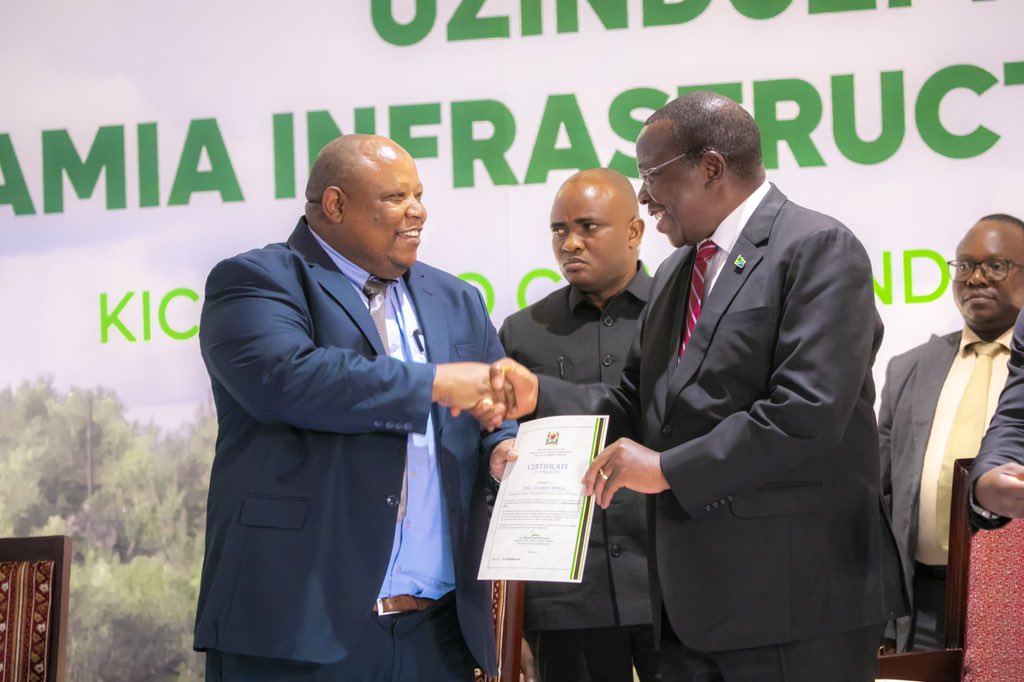 tamisemi_tz's tweet photo. Makamu wa Rais wa Jamhuri ya Muungano wa Tanzania Mhe. Dkt. Philip Mpango  amekabidhi vyeti kwa kamati iliyofanikisha mchakato wa Hati Fungani ya  Miundombinu ya Samia (Samia Infrastructure Bond) ikiwa ni Hati Fungani ya kwanza  Tanzania ambayo imeanzishwa kwa ushirikiano kati ya Wakala wa Barabara za Mijini na Vijijini (TARURA) na Benki ya CRDB na imezinduliwa leo tarehe 29.11.2024 Mlimani City Jijini Dar es salaam.