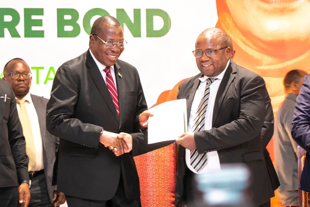 tamisemi_tz's tweet photo. Makamu wa Rais wa Jamhuri ya Muungano wa Tanzania Mhe. Dkt. Philip Mpango  amekabidhi vyeti kwa kamati iliyofanikisha mchakato wa Hati Fungani ya  Miundombinu ya Samia (Samia Infrastructure Bond) ikiwa ni Hati Fungani ya kwanza  Tanzania ambayo imeanzishwa kwa ushirikiano kati ya Wakala wa Barabara za Mijini na Vijijini (TARURA) na Benki ya CRDB na imezinduliwa leo tarehe 29.11.2024 Mlimani City Jijini Dar es salaam.