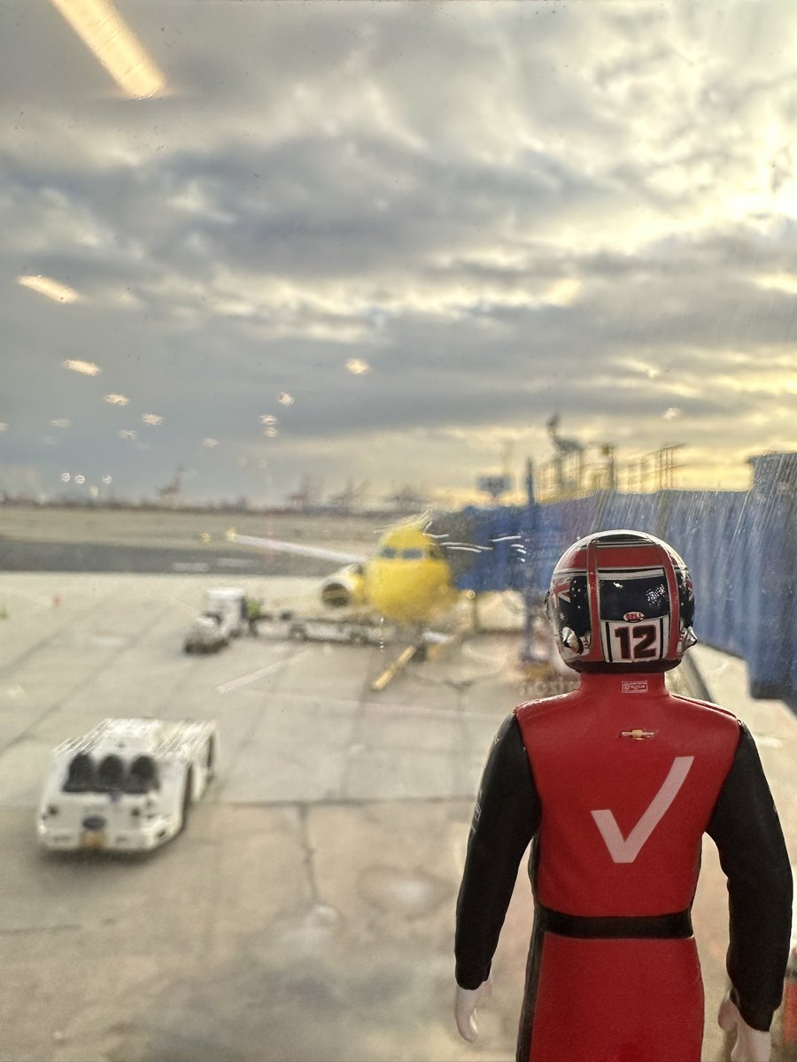 MaggieKuhn75's tweet photo. @12WillPower saying goodbye to the city. Getting ready for our flight home.
@Team_Penske @IndyCar
#SuperPowerFan https://t.co/BvGrqnl723