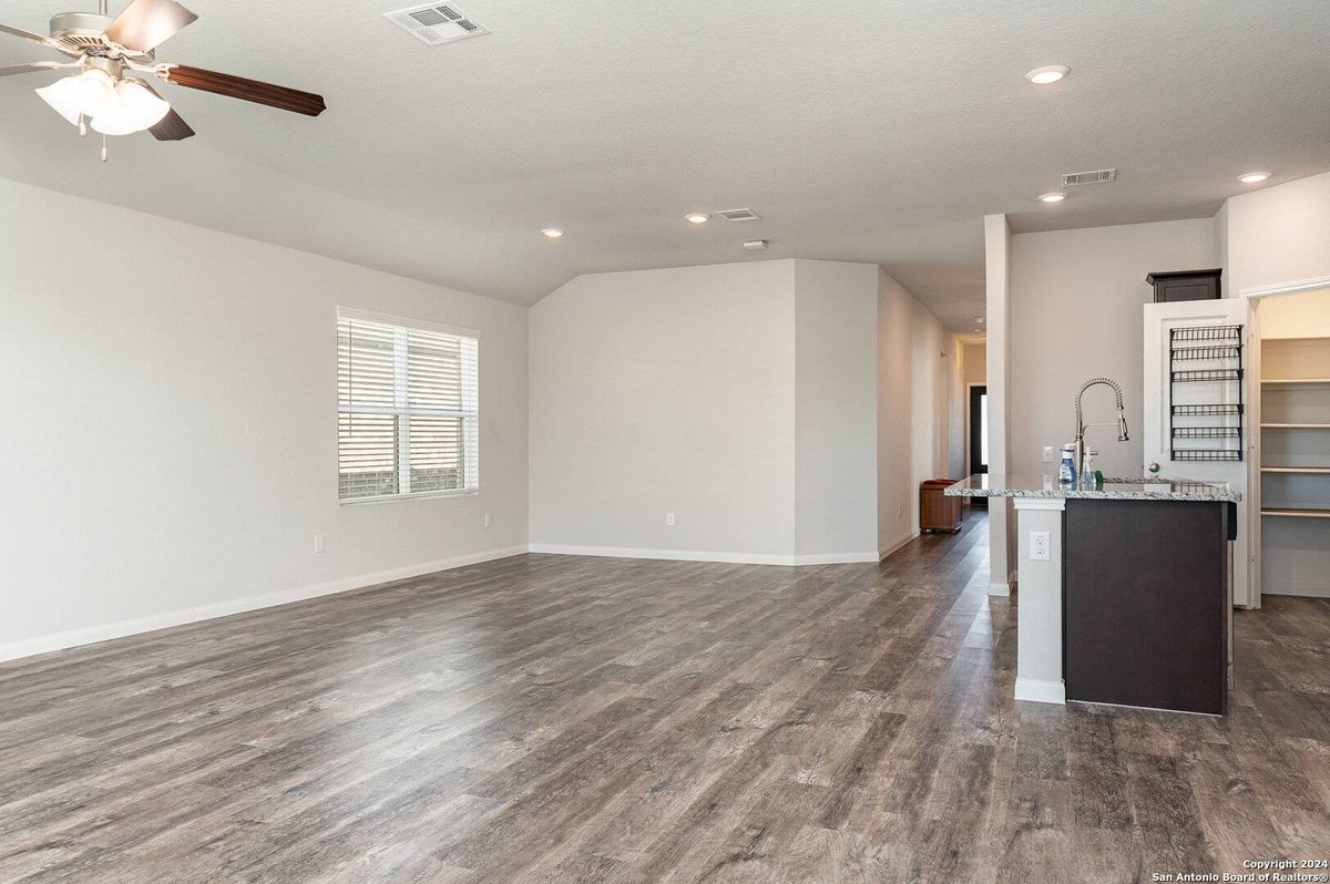KerryDAlexander's tweet photo. 9003 La Garde Mill, San Antonio, TX 78254-2130 just hit the market!
Take a look at this awesome space: https://t.co/OXEfCeiJlV https://t.co/XfIF1wfpQO