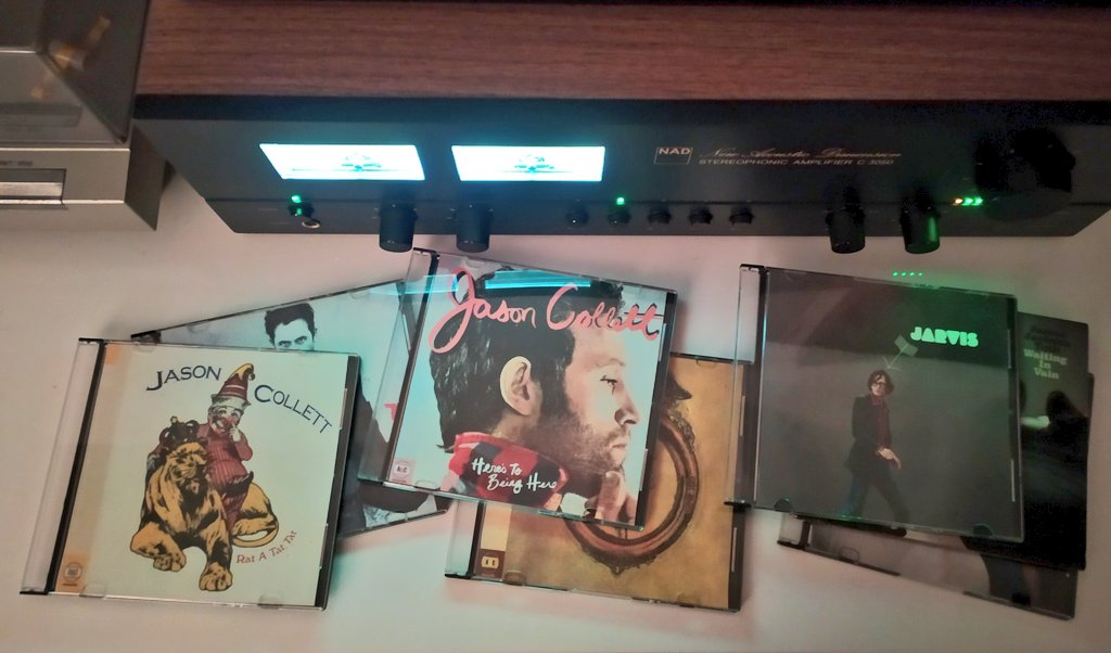 elsotaescala's tweet photo. #JasonCollett, MOLT FAN del MÚSIC de TORONTO. Amb un PASSAT que el situa, entre altres projectes, dins l'ENTORN dels força EXPERIMENTALS #BrokenSocialScene, els seus DISCS són tota una LLIÇÓ de #PopRock #Americana: EQUILIBRI perfecte entre CLASSICISME-RISC i ELEGÀNCIA-AUSTERITAT https://t.co/dgt4Jimfbi