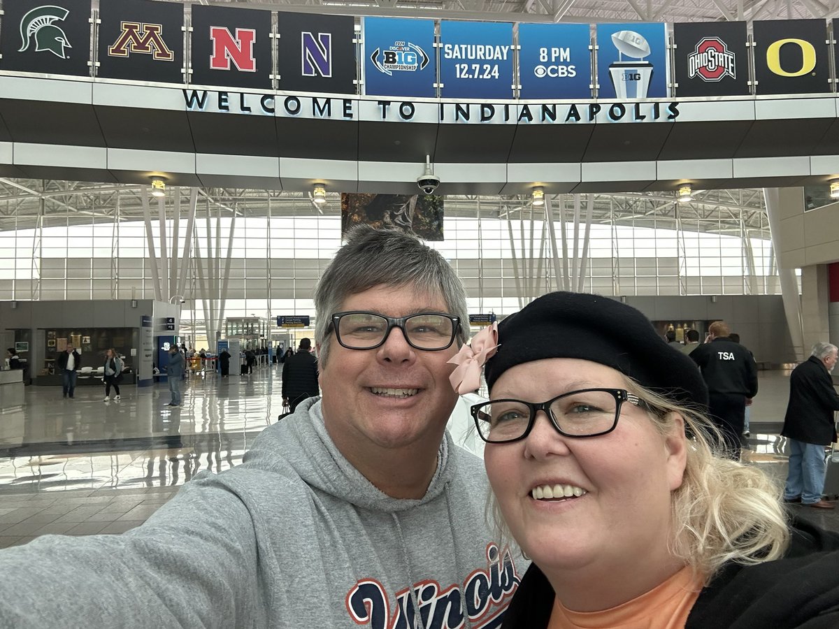 MaggieKuhn75's tweet photo. @12WillPower at home again in Indiana. Stopping to see the vintage car at the airport. Now headed home.
Happy Thanksgiving everyone.
@Team_Penske @IndyCar #superpowerfan https://t.co/cazuQA0ftj