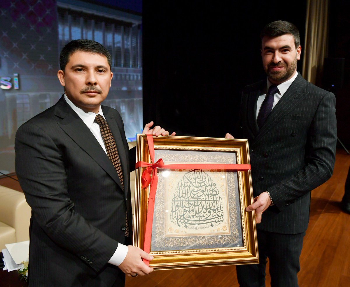 Hukuk-Siyasal-Eğitim ve İlahiyat alanlarında tamamladığımız ADEM Akademimizin kapanış dersi ve sertifika törenini Cumhurbaşkanlığı Özel Kalem Müdürü Sn. <a href="/hasandogan/">Hasan Doğan</a> ‘ın katılımlarıyla gerçekleştirdik.

Gençlerimizi milletin evinde ağırlayan Sn. Büyükelçimize çok teşekkür ediyoruz