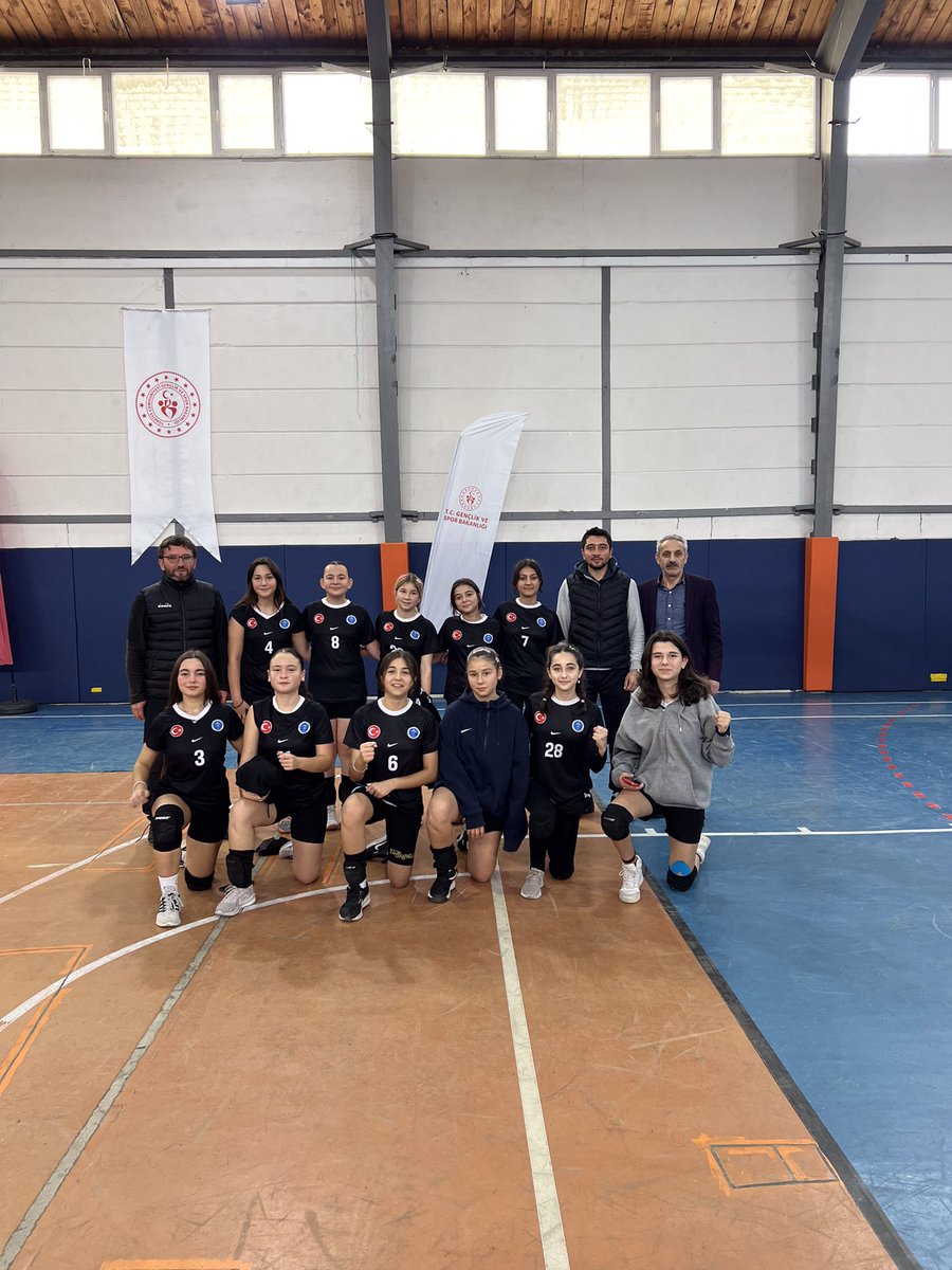 caycuma_mso's tweet photo. Okulumuz voleybol takımı ilçe üçüncüsü olmuştur. Öğrencilerimizi ve öğretmenlerimizi tebrik ederiz. https://t.co/Io4zLqww26