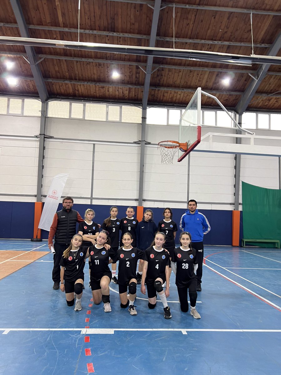 caycuma_mso's tweet photo. Okulumuz voleybol takımı ilçe üçüncüsü olmuştur. Öğrencilerimizi ve öğretmenlerimizi tebrik ederiz. https://t.co/Io4zLqww26