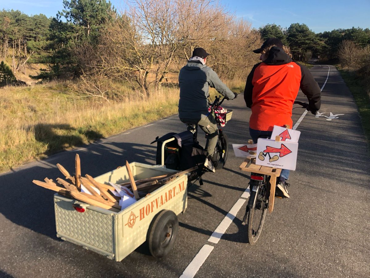 Timocratie's tweet photo. @loopmaatjes uitzetten route 14e editie @Meijendelloop1 

Organisatie is door @hagueroadrunner 

🕗 Morgenochtend klinkt om 08:00 uur het startschot. https://t.co/NCd0qfUPXR