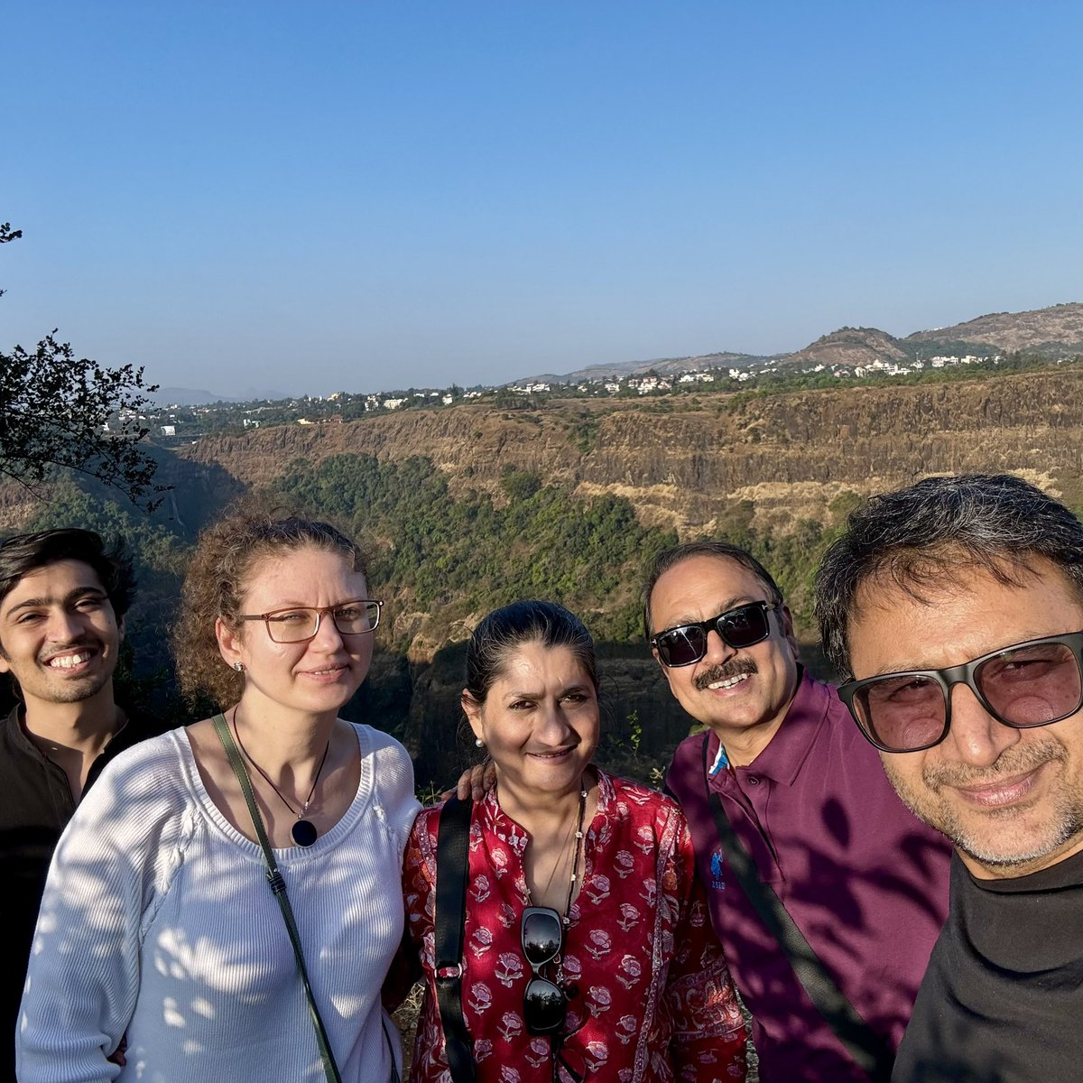 Sudhir_indi's tweet image. Honored to present Design Attitude to Riaz Khan, my NID batchmate, Ceramic Designer, &amp;amp; the Nawab of Loharu. Always elegant, courteous, &amp;amp; inspiring.

#DesignAttitude #CeramicDesign #Royalty #NIDAlumni #Gratitude