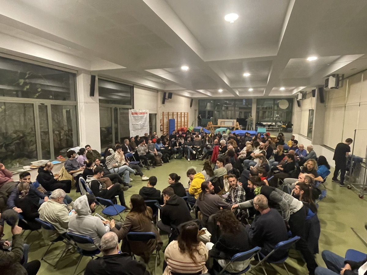 SindicatLloguer's tweet photo. Més de 200 persones a l’assemblea llogatera de Barcelona. 🔥

(12 segons la Guàrbia Urbana) https://t.co/R0aZWHnbzD