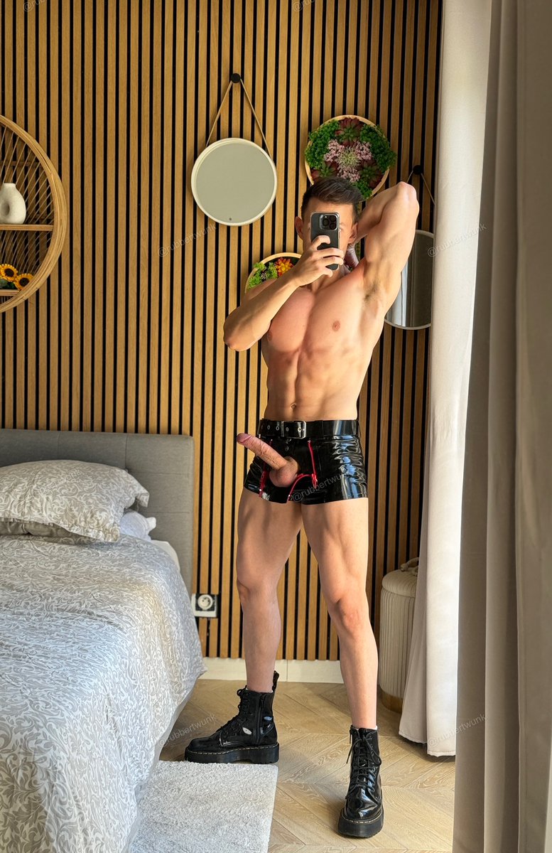 Who’s gonna be a good boy and suck off daddy ? 😏

🖤black Friday NOW on my OF 🖤 👇