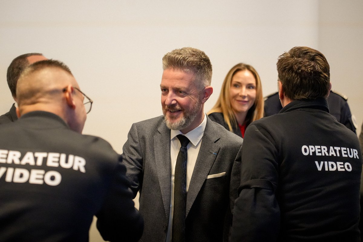 VilledeLaCiotat's tweet photo. Inauguration du nouvel Hôtel de Police Municipale, un équipement moderne et innovant avec un Centre de Supervision Urbaine à la pointe de la technologie. Inauguration en présence d' @AlexandreDoriol , @MartineVassal , @valerieboyer13 , Pierre-Édouard Colliex  @departement13 https://t.co/zczT9FyFC8